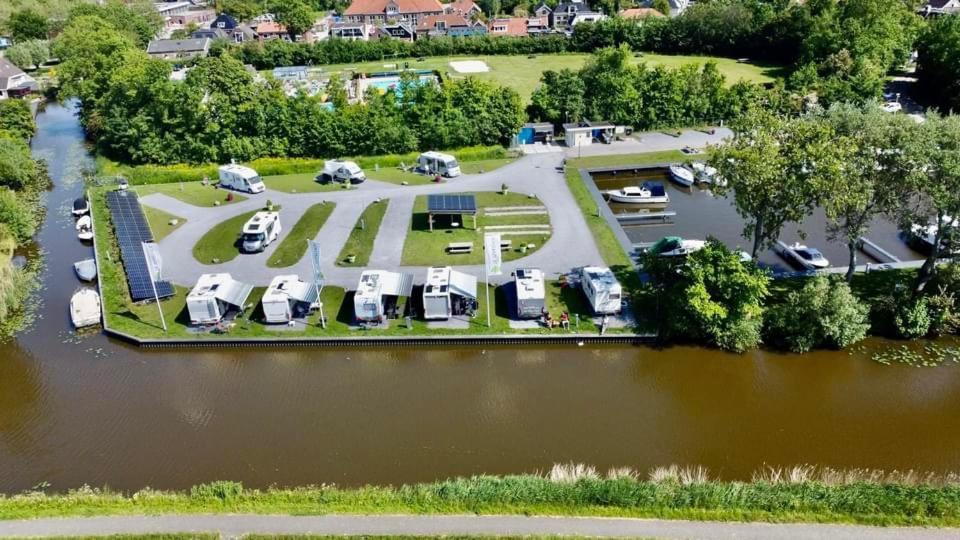 Tiny House Aan Het Water Op De Appelhof Villa Wommels Luaran gambar