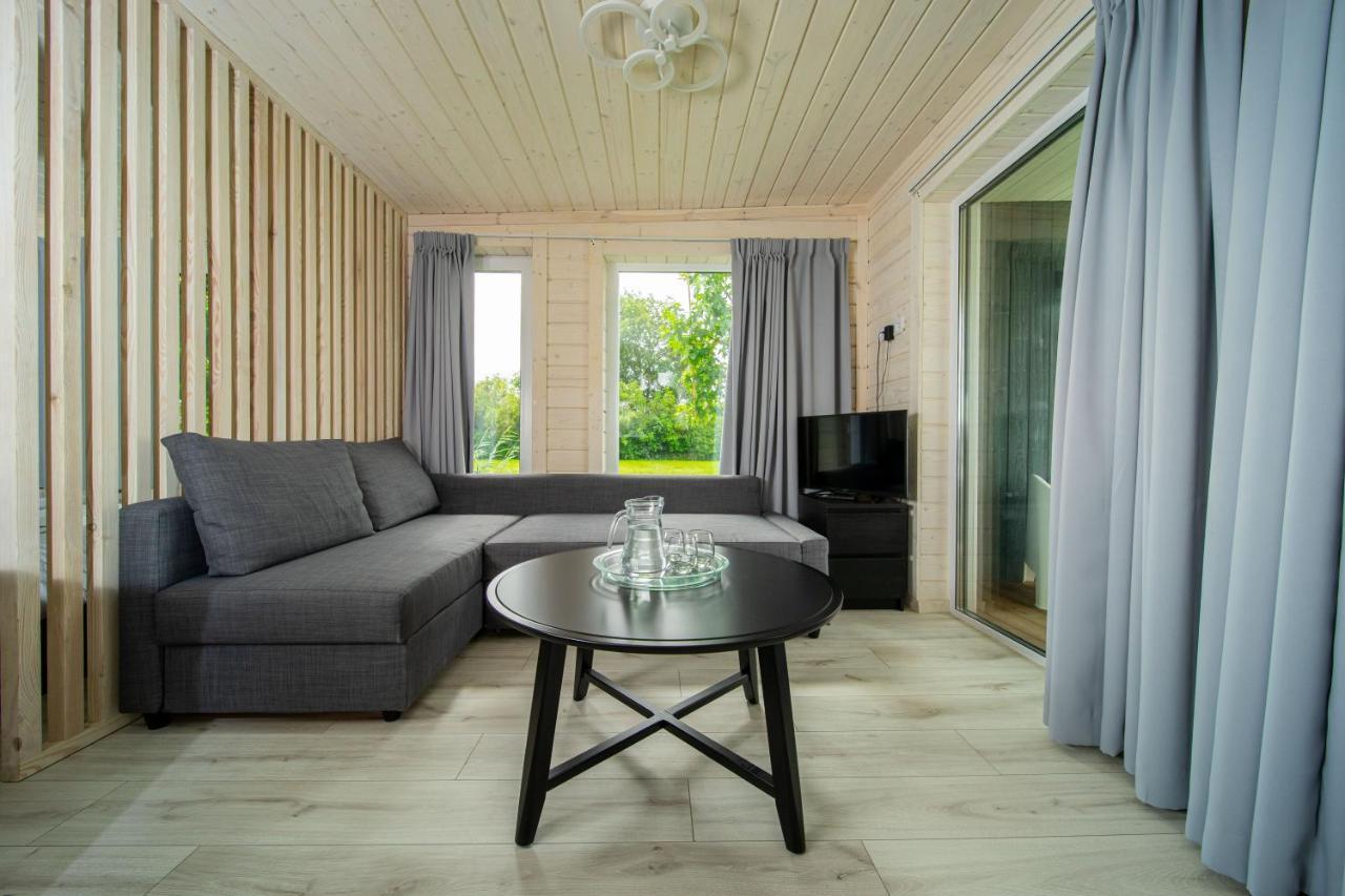 Tiny House Aan Het Water Op De Appelhof Villa Wommels Luaran gambar